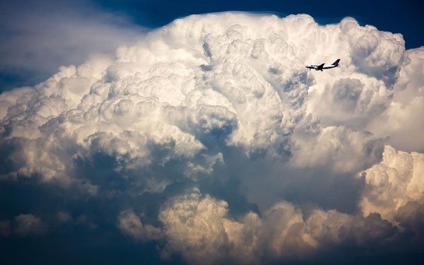 Máy bay sẽ ra sao khi đụng độ bão tố trên trời?