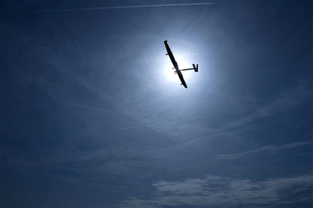 Máy bay sử dụng năng lượng mặt trời cất cánh