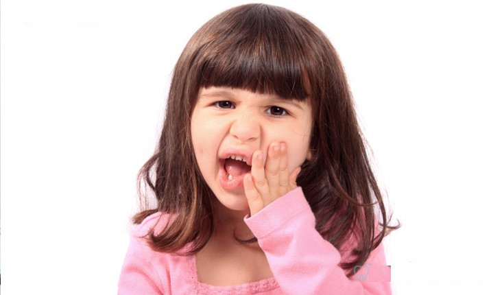 Mẹo xử trí khi trẻ bị sốt, đau do mọc răng