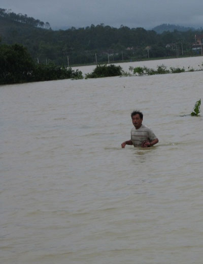 Miền Trung khốn đốn trong lũ lớn