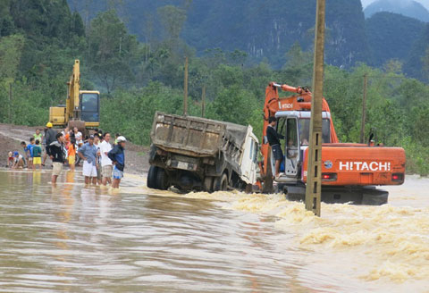 Miền Trung khốn đốn trong lũ lớn