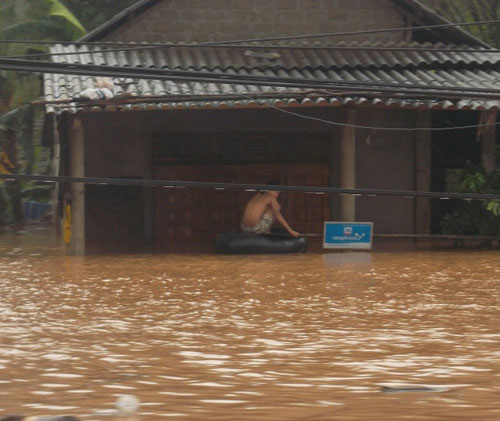 Miền Trung khốn đốn trong lũ lớn