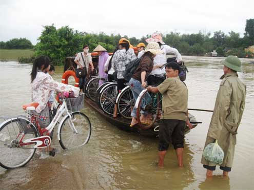 Miền Trung lại đối mặt với lũ