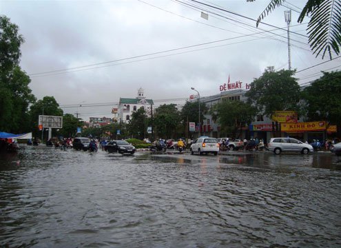 Mưa lớn nhiều ngày, lũ miền Trung đang lên