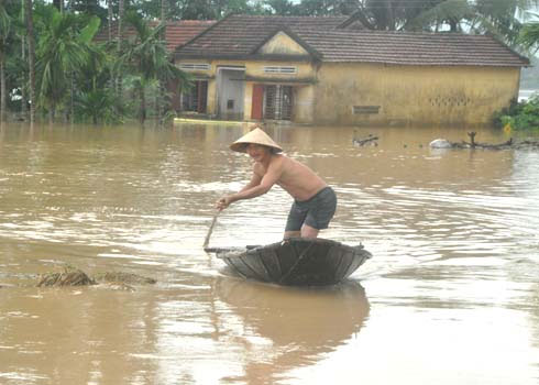 Mưa lũ chia cắt miền Trung, 8 người thiệt mạng