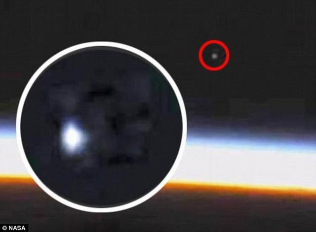 NASA bị tố dừng video trực tiếp để che đậy hình ảnh UFO