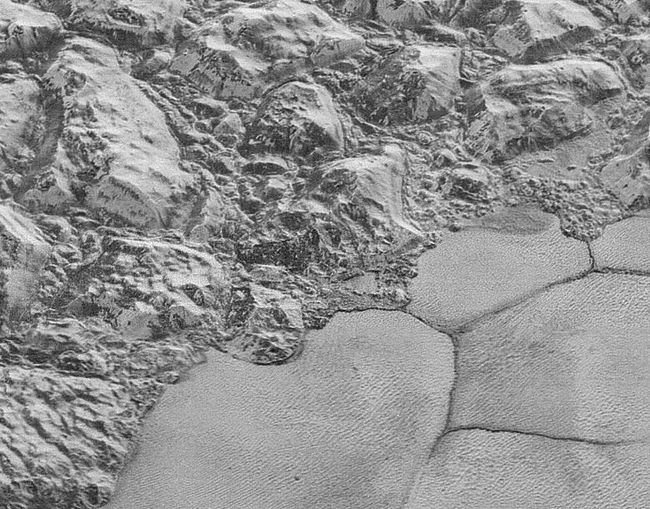 NASA công bố hình ảnh sắc nét nhất của bề mặt sao Diêm Vương