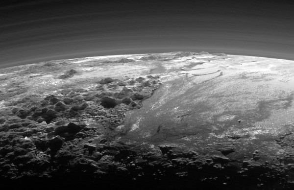 NASA tiếp tục công bố thêm nhiều ảnh mới về Sao Diêm Vương