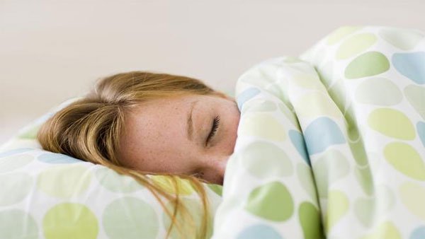 Nên tránh xa thiết bị điện tử 1 giờ trước khi ngủ