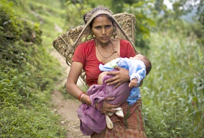 Nepal xôn xao vì em bé có 8 chân tay