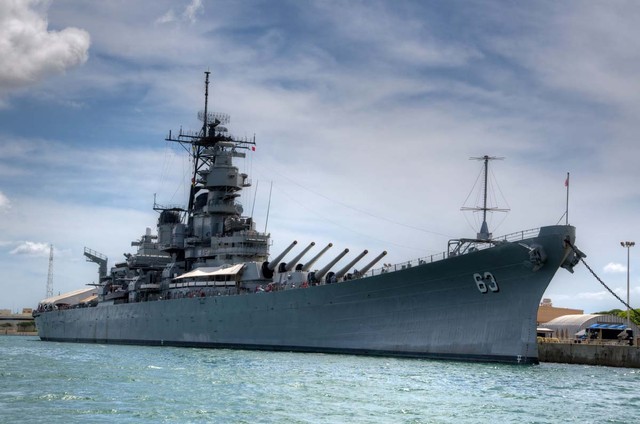 Ngày 11/6: Thiết giáp hạm cuối cùng USS Missouri được đưa vào hoạt động, nơi kết thúc thế chiến thứ hai