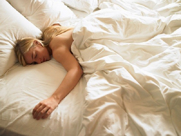 Nghiên cứu: Ngủ nude khiến bạn hạnh phúc hơn