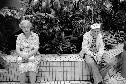 Ngồi quá lâu ảnh hưởng đến sức khỏe của người già