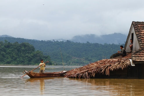 Người dân đổ lên núi tránh lũ