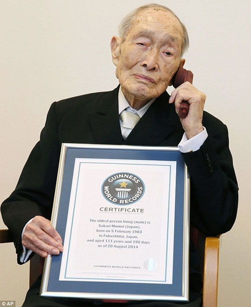 Người đàn ông già nhất thế giới đón sinh nhật lần thứ 112