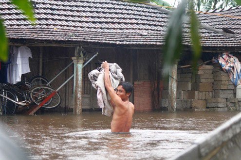 Người miền Trung vật lộn trong mưa lũ