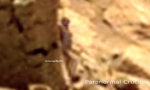 Người phụ nữ nấp sau tảng đá trên sao Hỏa