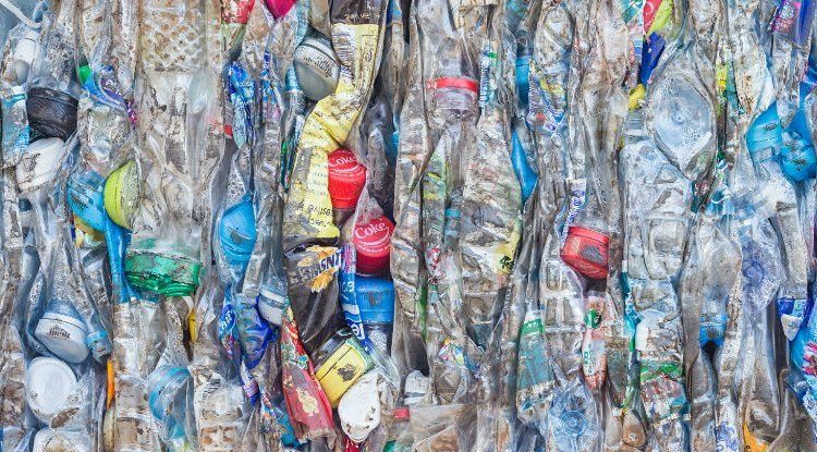 Nhà khoa học tìm ra cách tái chế chai nhựa thành dầu diezel