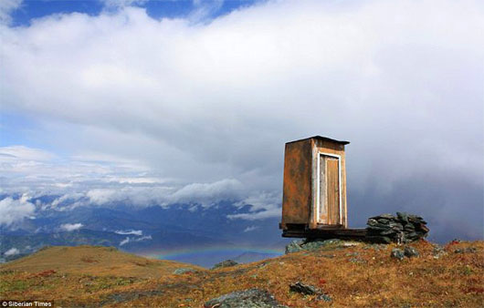 Nhà vệ sinh khắc nghiệt nhất trên thế giới ở độ cao 2.600m
