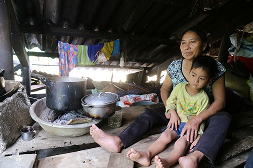 Nhiều người Quảng Bình ăn cơm trắng, mì tôm sống trên mái nhà