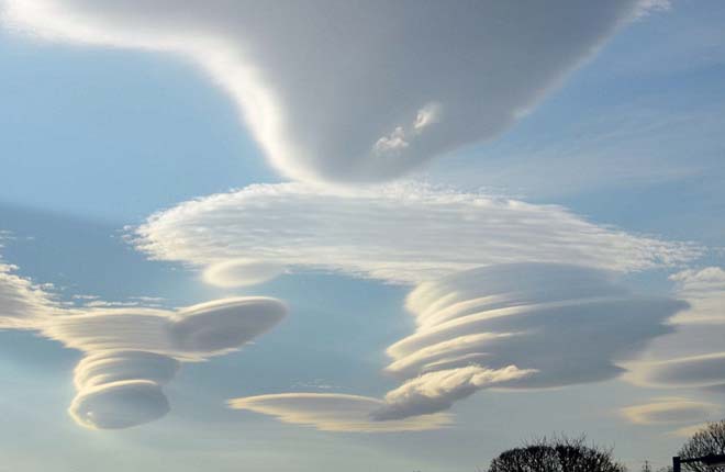 Những đám mây hình đĩa bay trên bầu trời Anh