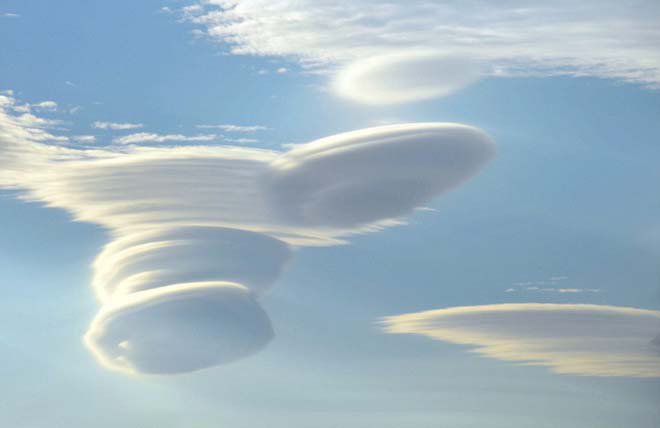Những đám mây hình đĩa bay trên bầu trời Anh