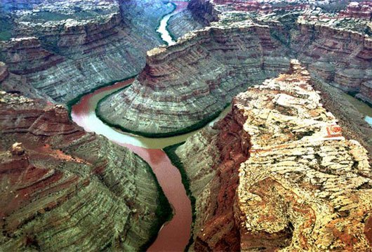 Những dòng sông hợp lưu không chịu hợp màu