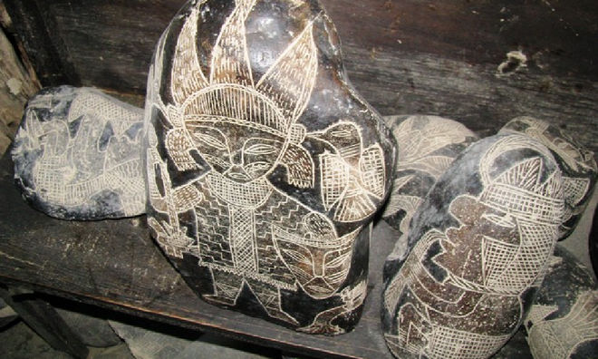 Những hòn đá đen chạm khắc bí ẩn ở Peru