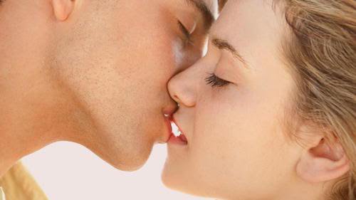 Những lý giải bí ẩn về nụ hôn