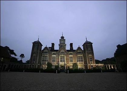 Những ngôi nhà ma ám nổi tiếng nhất nước Anh