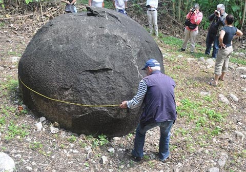 Những quả cầu đá bí ẩn