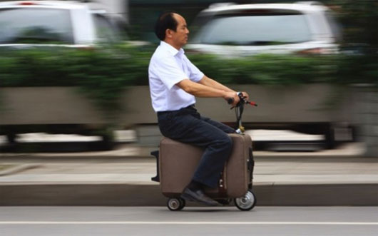 Nông dân Trung Quốc chế vali thành xe scooter