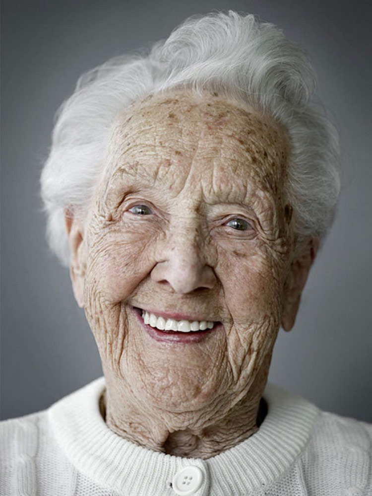Nụ cười tuổi xế già: Không răng vẫn đẹp
