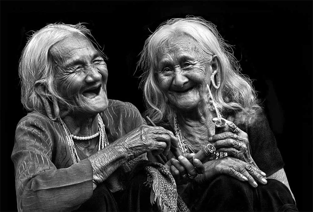Nụ cười tuổi xế già: Không răng vẫn đẹp