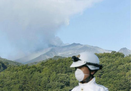 Núi lửa bất ngờ phun trào làm nhiều người thiệt mạng ở Nhật