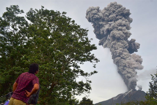 Núi lửa Indonesia phun cột tro khói cao 8.000 mét