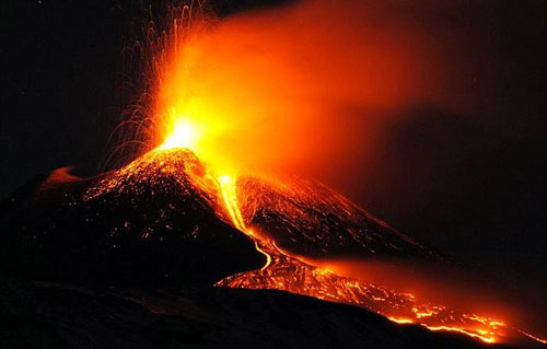 Núi lửa lớn nhất châu Âu phun trào dữ dội