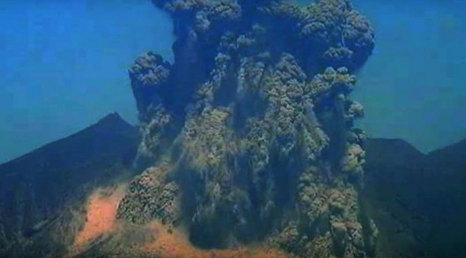 Núi lửa Nhật bất ngờ phun cột tro khói cao 3,5km