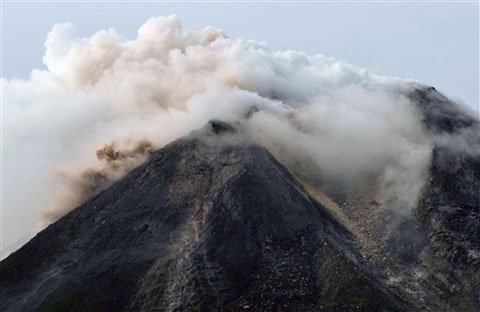 Núi lửa, sóng thần Indonesia giết 182 người