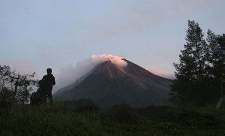 Núi lửa, sóng thần Indonesia giết 182 người