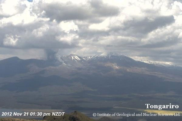 Núi lửa Tongariro phun tro bụi cao 2km