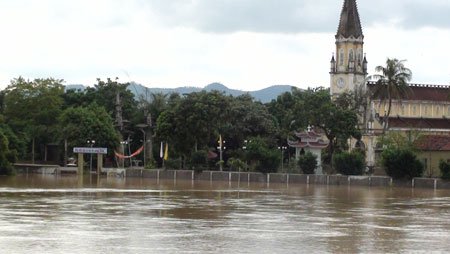 Nước sông Lam dâng cao, nhiều nhà dân ngập lụt