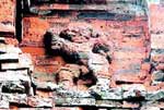 Phát hiện 4 cặp phù điêu sư tử tại tháp Bình Lâm