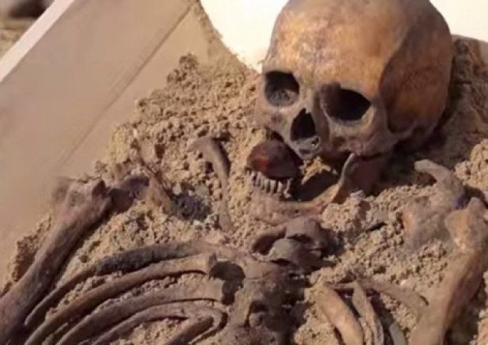 Phát hiện bộ xương ma cà rồng 500 năm tuổi ở Ba Lan