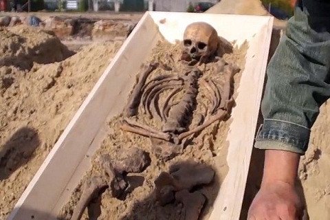 Phát hiện bộ xương ma cà rồng 500 năm tuổi ở Ba Lan