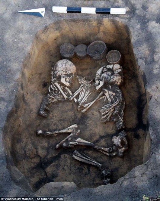 Phát hiện bộ xương nam nữ 3.500 tuổi trong tư thế nắm tay