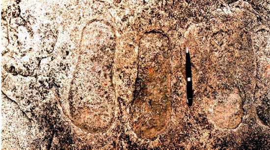Phát hiện dấu chân cổ đại và hình vật thể bay bí ẩn