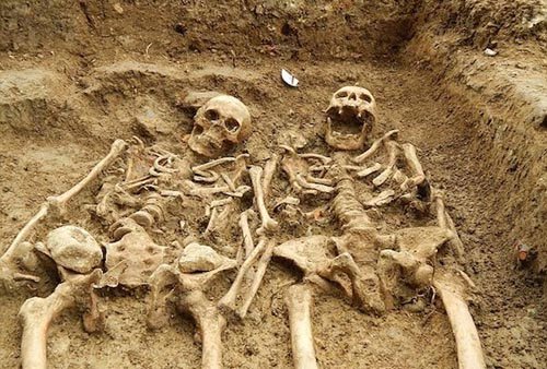 Phát hiện hai bộ xương nắm tay nhau suốt 700 năm
