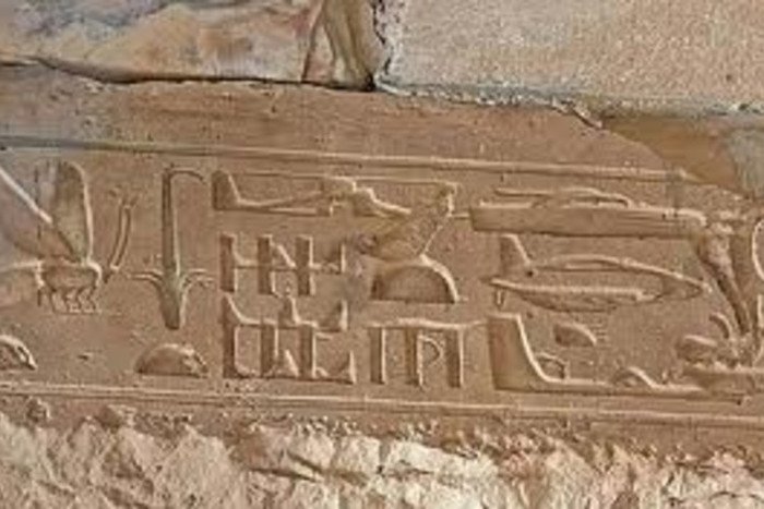 Phát hiện ký tự cổ 3.000 năm giống hình máy bay ở Ai Cập