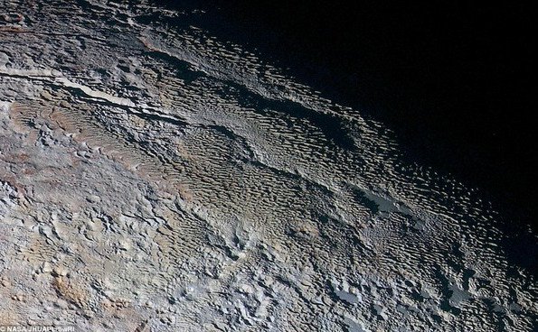 Phát hiện núi lửa phun ra băng trên Sao Diêm Vương
